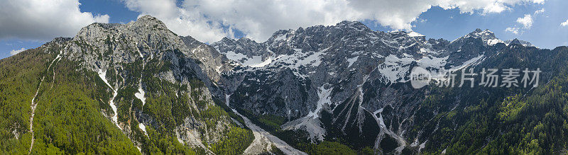 Zgornje Jezersko山脉春季鸟瞰图